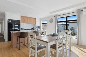 Dining - Snow Pine 3 Bedroom Apartment (Lake Tekapo)