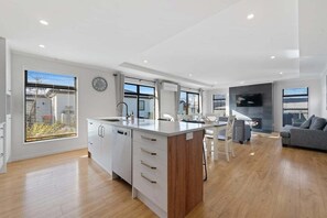 Interior - Snow Pine 3 Bedroom Apartment (Lake Tekapo)