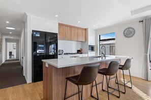 Réfrigérateur, four à micro-ondes, un four, surface de cuisson