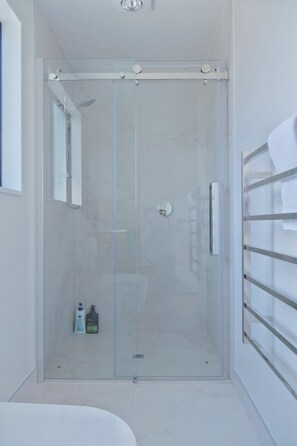 Sèche-cheveux, serviettes fournies, savon, shampoing