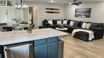 TV connectée, cheminée, table de tennis de table