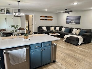 Smart TV, fireplace, ping pong - Newly Renovated 4-bedroom house is a 5 minute walk to Buncombe Creek Marina (Kingston)