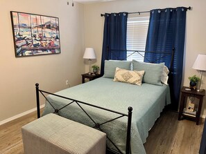 4 bedrooms, WiFi, bed sheets - Newly Renovated 4-bedroom house is a 5 minute walk to Buncombe Creek Marina (Kingston)