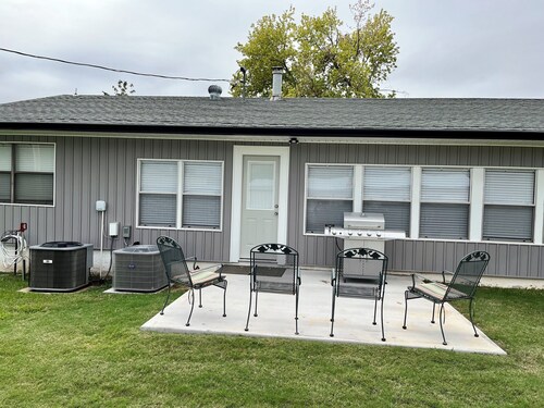 Newly Renovated 4-bedroom house is a 5 minute walk to Buncombe Creek Marina