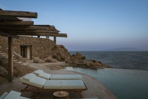 Property grounds - Luxury 5BDR Retreat in Mykonos (Mikonos)
