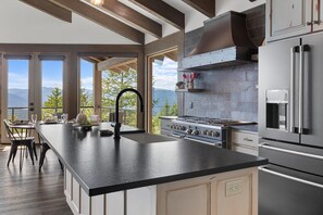 Jääkaappi, mikroaaltouuni, uuni, liesi