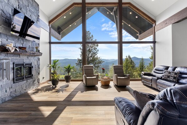 Smart TV, fireplace, table tennis