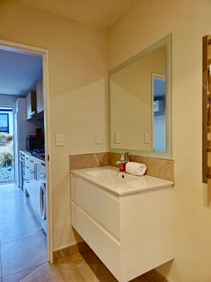 Fridge, microwave, oven, stovetop - 3E Apartment - Stay Tekapo (Lake Tekapo)