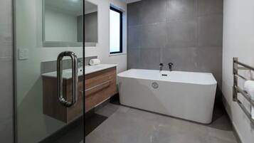 Een haardroger, handdoeken