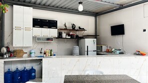 Frigorífico, microondas, horno y placa de cocina