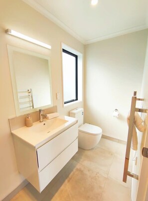 Sèche-cheveux, serviettes fournies