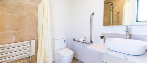 Sèche-cheveux, serviettes fournies, savon, shampoing