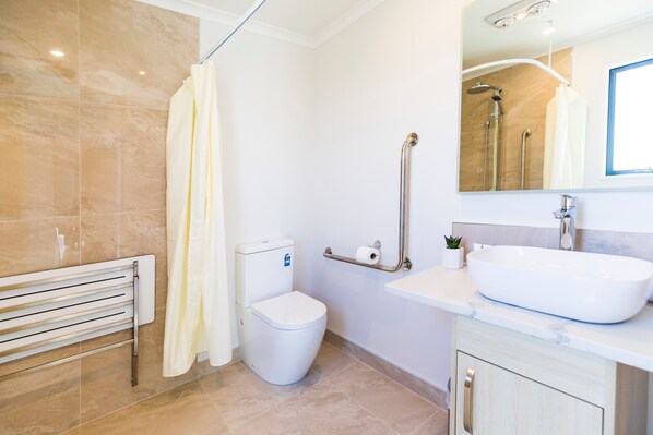 Sèche-cheveux, serviettes fournies, savon, shampoing