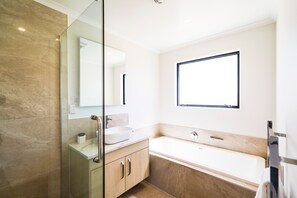 Sèche-cheveux, serviettes fournies, savon, shampoing