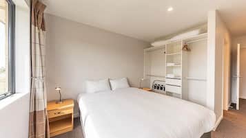 3 bedrooms, desk, free WiFi, bed sheets