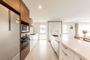 Een koelkast, een microgolfoven, een oven, een kookplaat