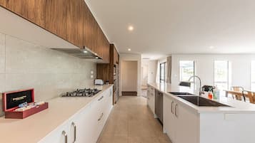 Een koelkast, een microgolfoven, een oven, een kookplaat