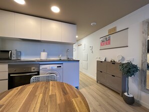 Frigorífico, microondas, horno y tostadora