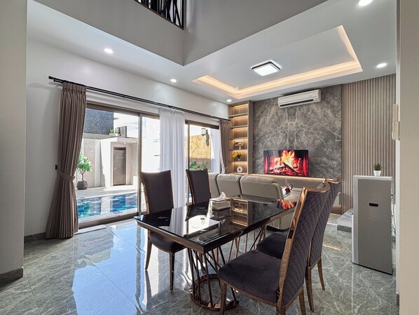 Family Villa, 3 Bedrooms, Courtyard View | In-room dining