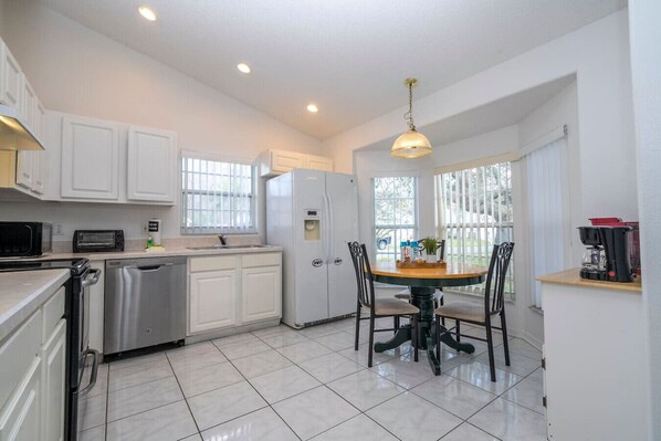 Een koelkast, een microgolfoven, een oven, een kookplaat