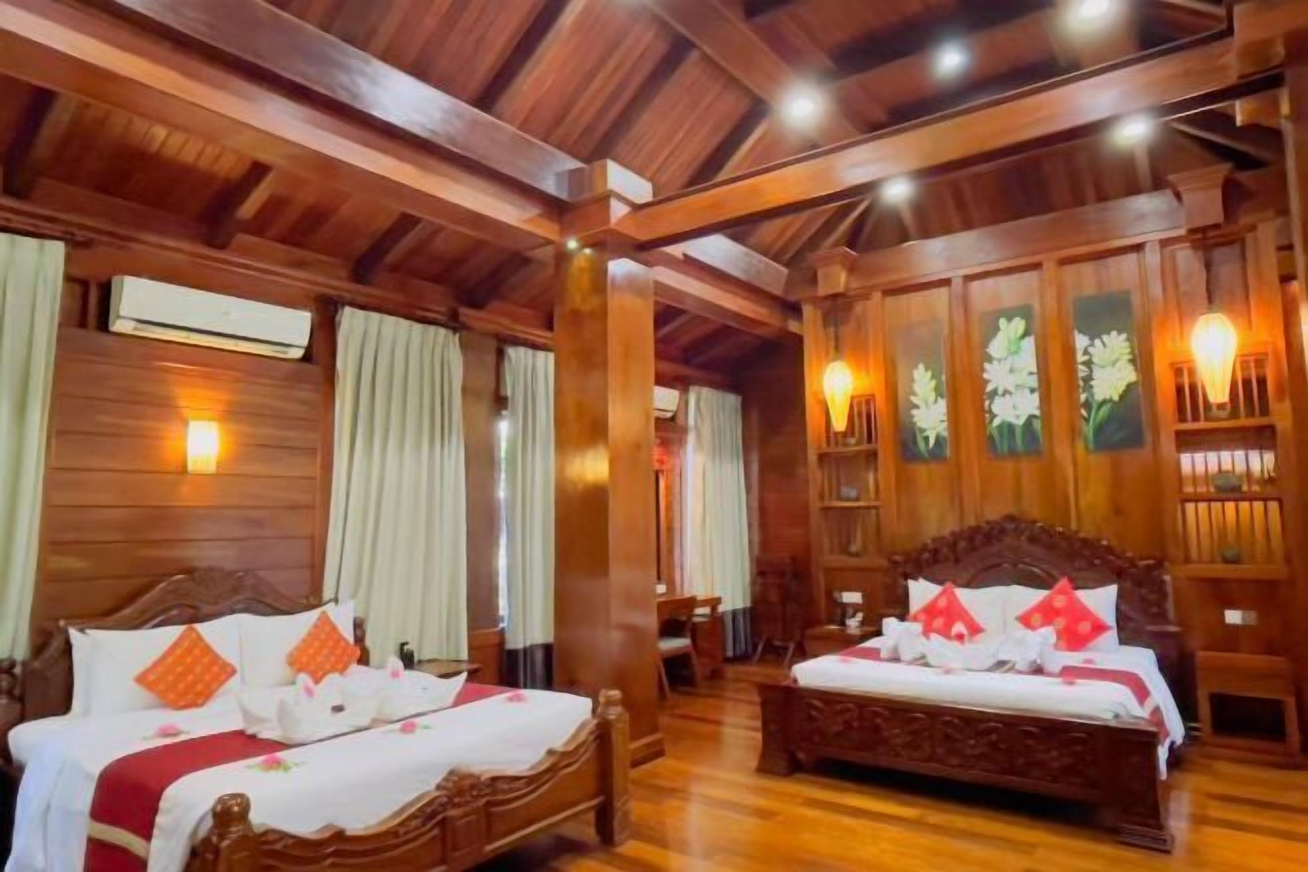 Escritorio, tabla de planchar con plancha, wifi gratis y ropa de cama 