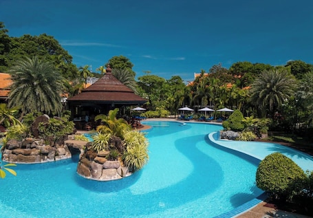 Swim-up bar