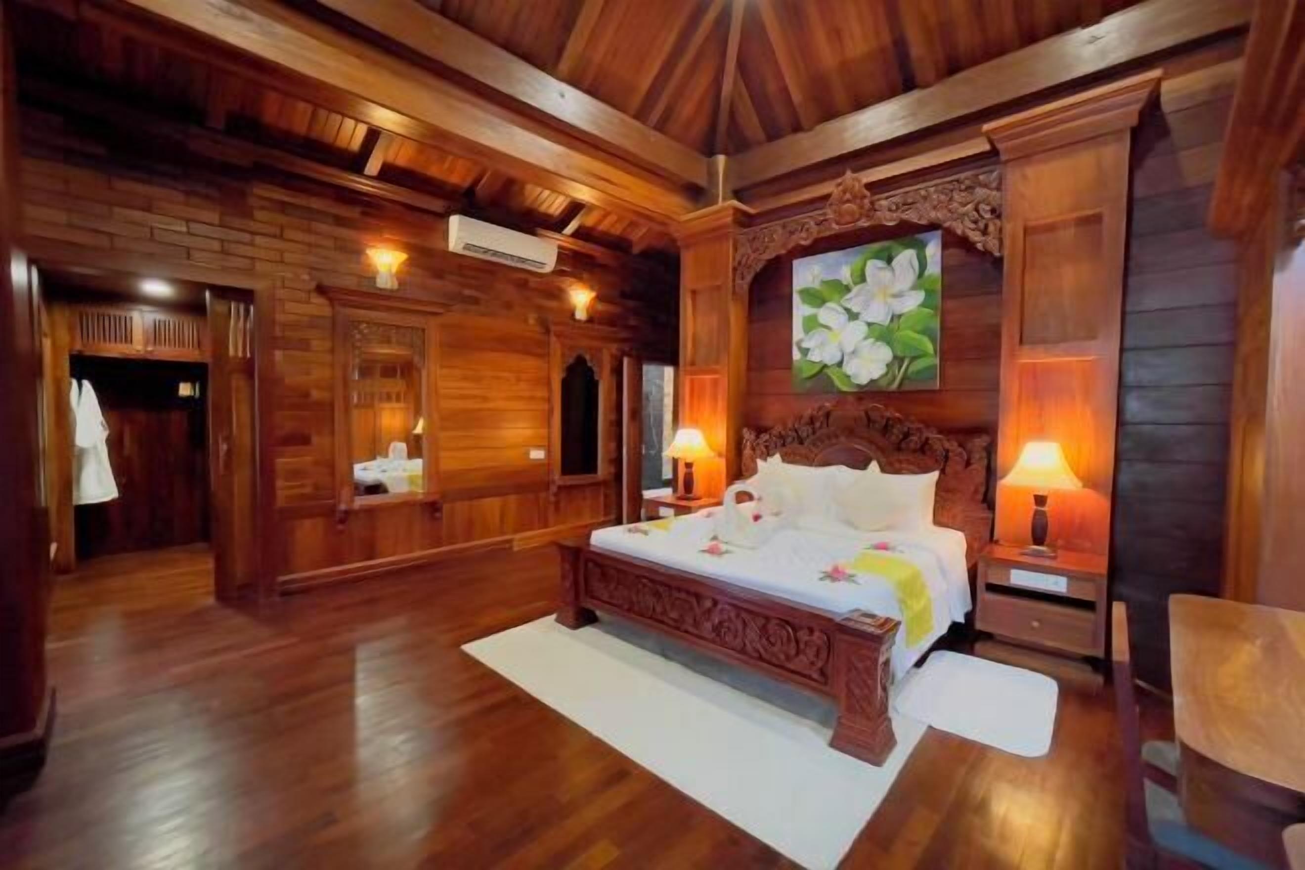 Escritorio, tabla de planchar con plancha, wifi gratis y ropa de cama 