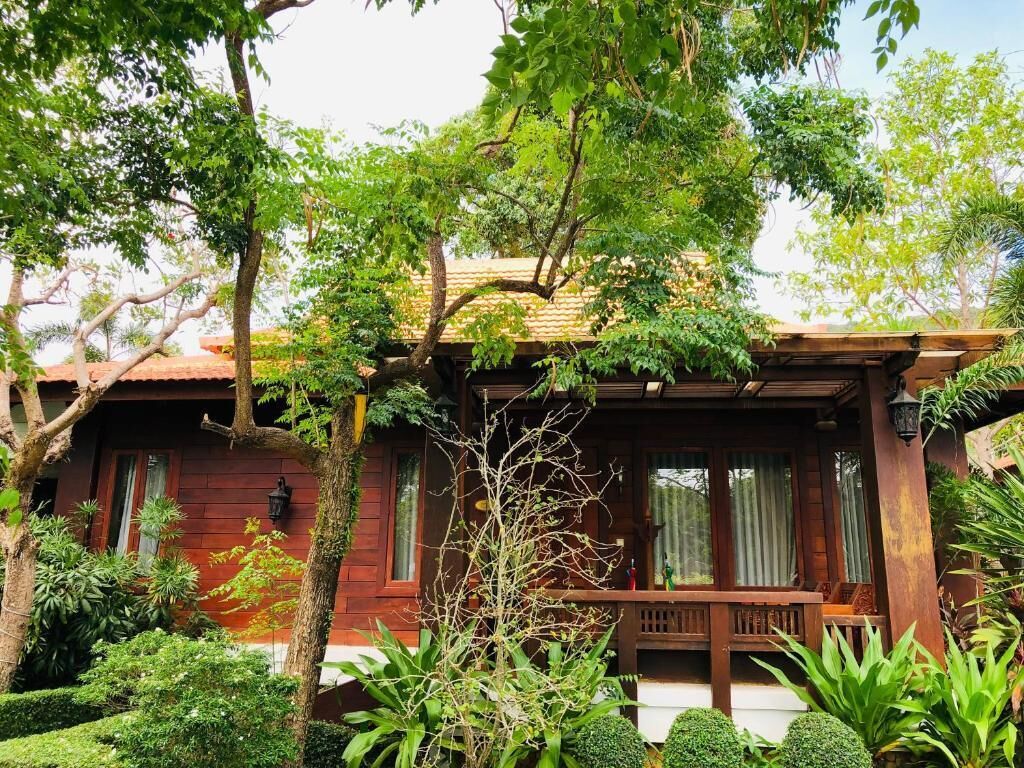 Luxury Suite, Balcony, Garden View | Desk, iron/ironing board, free WiFi, bed sheets