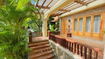 Chambre Deluxe avec lits jumeaux, balcon, vue jardin | Terrasse/Patio