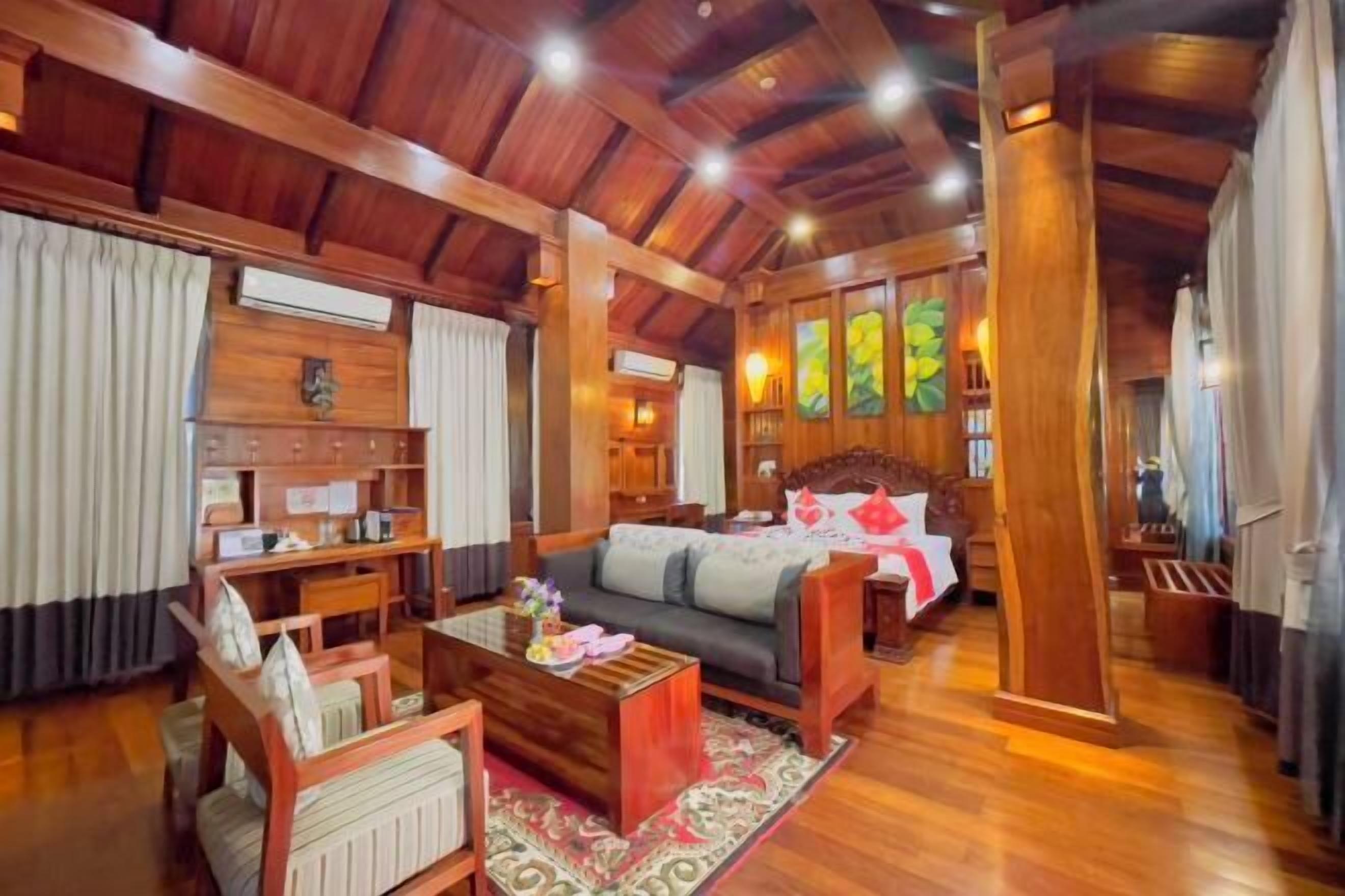 Escritorio, tabla de planchar con plancha, wifi gratis y ropa de cama 