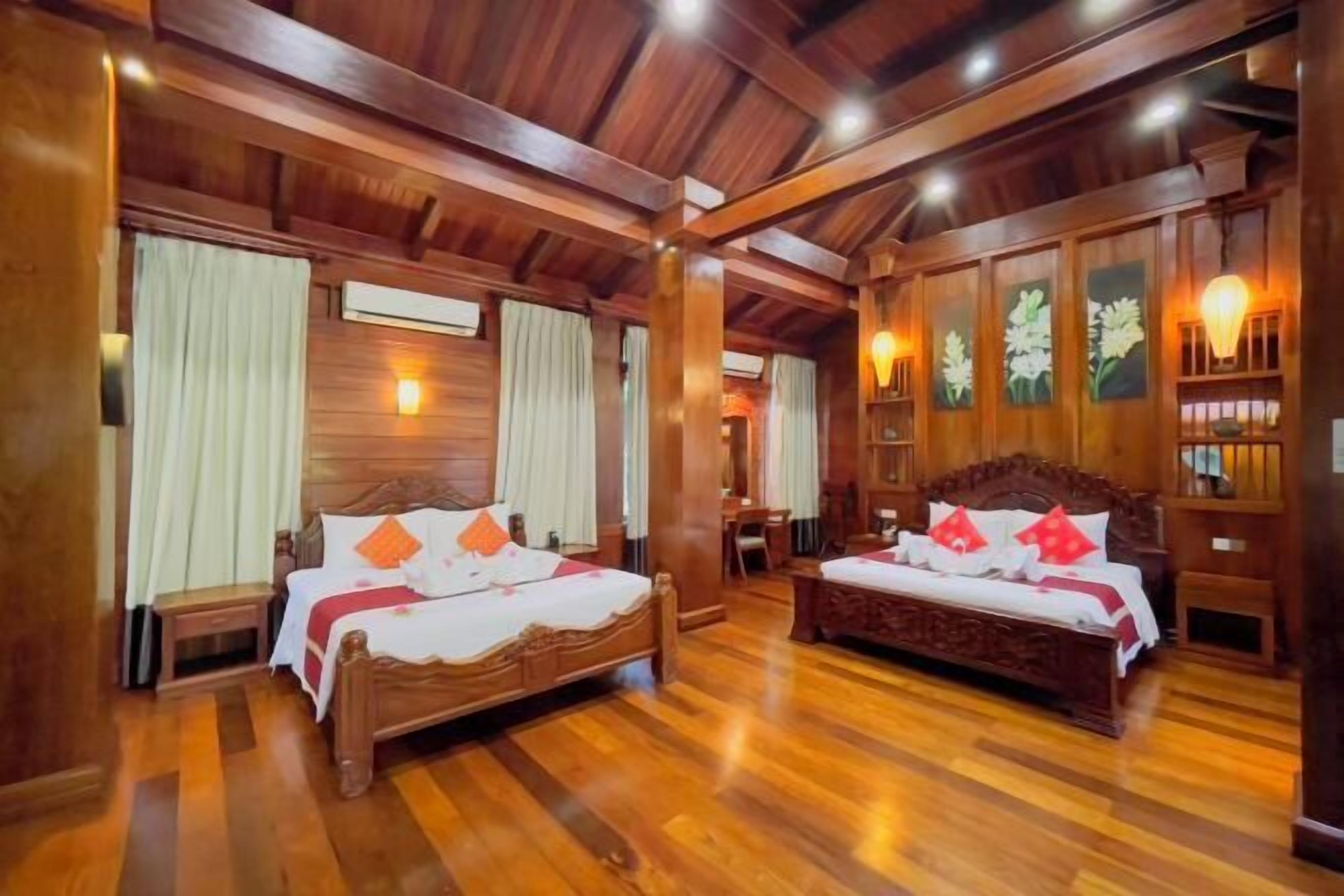 Escritorio, tabla de planchar con plancha, wifi gratis y ropa de cama 