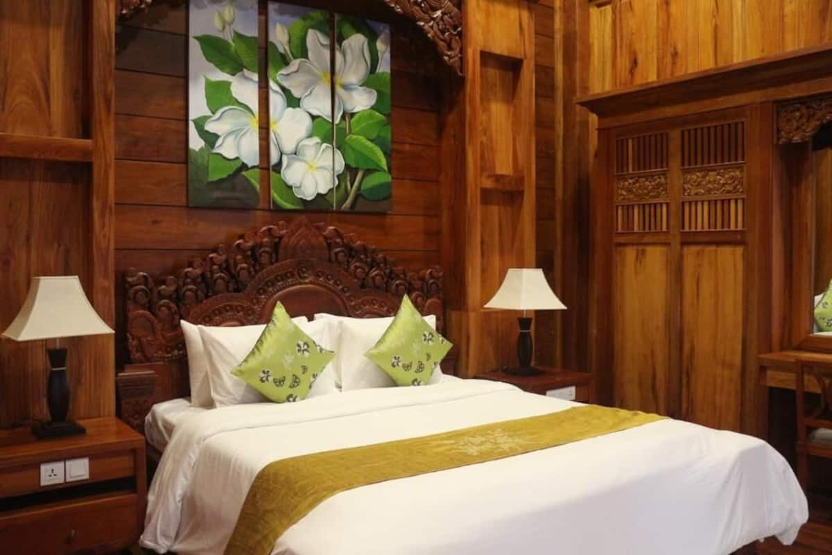 Luxury Suite, Balcony, Garden View | Desk, iron/ironing board, free WiFi, bed sheets