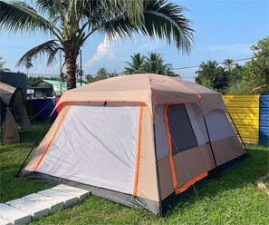 Een laptopwerkplek, beddengoed