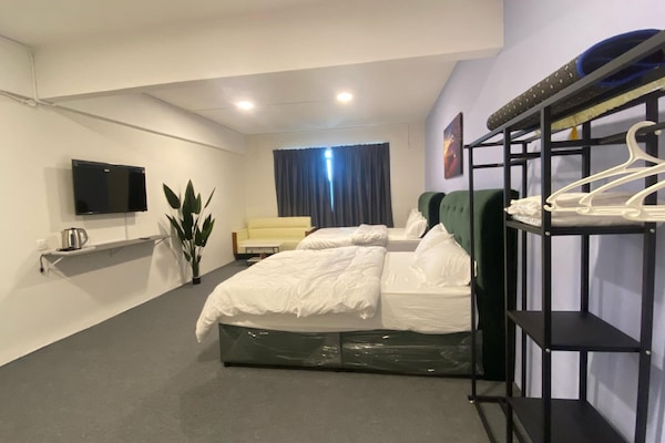 Habitació amb dos llits individuals superior | Espai de treball apte per a portàtils i roba de llit