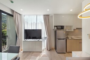 Una cucina moderna con forno a microonde, frigorifero e lavello integrati.