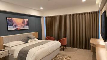 Superior Room, 1 King Bed, Private Bathroom, Mountain View