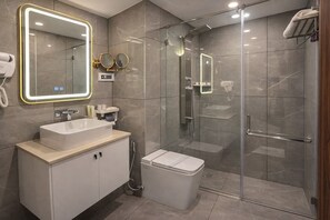Ducha, secador de pelo, pantuflas, toallas