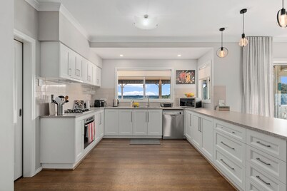 Leda Lodge - Private Retreat with Stunning Views, Cosy Fires & Spacious Living