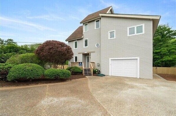 Exterior - Reel Paradise - 6 bedroom pool home with dock (Virginia Beach)