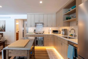 冷蔵庫、電子レンジ、オーブン、コンロ