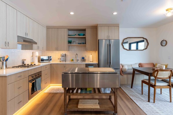 冷蔵庫、電子レンジ、オーブン、コンロ