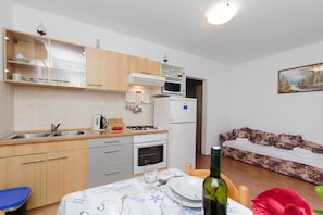 Coffee/tea maker, fridge, microwave, oven
