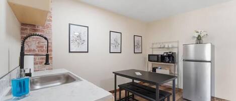 Réfrigérateur, micro-ondes, cafetière/bouilloire