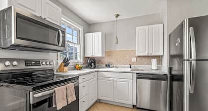 East Hill Manor w/ 2 Kitchens Near Beach & Downtown