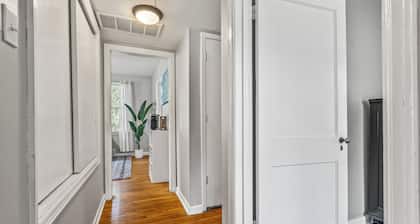 East Hill Manor w/ 2 Kitchens Near Beach & Downtown