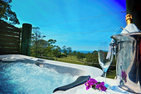 屋外スパ浴槽. Two-Bedroom Cabin at The View - Acacia