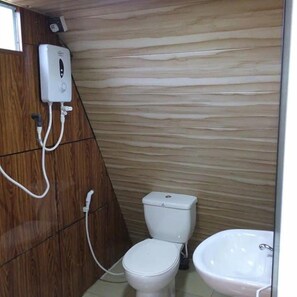 Casa de campo familiar, balcón, vistas a la montaña | Baño | Artículos de higiene personal gratuitos, secador de pelo y toallas