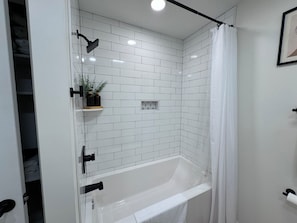 Regadera, amenidades de baño ecológicas, secadora de cabello, toallas
