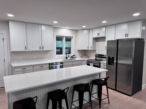 Modern Lakehouse by Moors Marina -Firepit, Grill, Gameroom - <5 minutes to Lake!