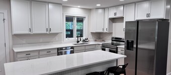 Modern Lakehouse by Moors Marina -Firepit, Grill, Gameroom - <5 minutes to Lake!